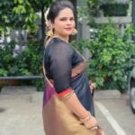 Vidyulekha Raman Instagram - Smooth aa turn pannu 😉 Eternal elegance of Kancheevaram 🖤💗 . . . #sareenotsorry #saree #sareelove #kancheevaram #kancheevaramsilk #handloomsaree #handloom #indianwear #traditional #traditionalwear #vidyuraman