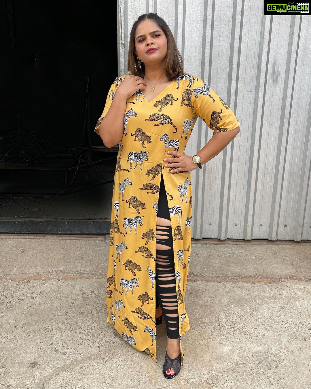 Vidyulekha Raman Instagram - 🦓🐆 . . Styled by - @paviiiee_08 Top - @lopa_tailoring_and_embroidery @vijaytelevision @mediamasons #cwc #cwc3 #cookwithcomali #cookwithcomali3 #cookuwithcomali #cookuwithcomali3 #vijaytvshow #vijaytelevision #vijaytv #vidyuraman #cookwithcomalividyu