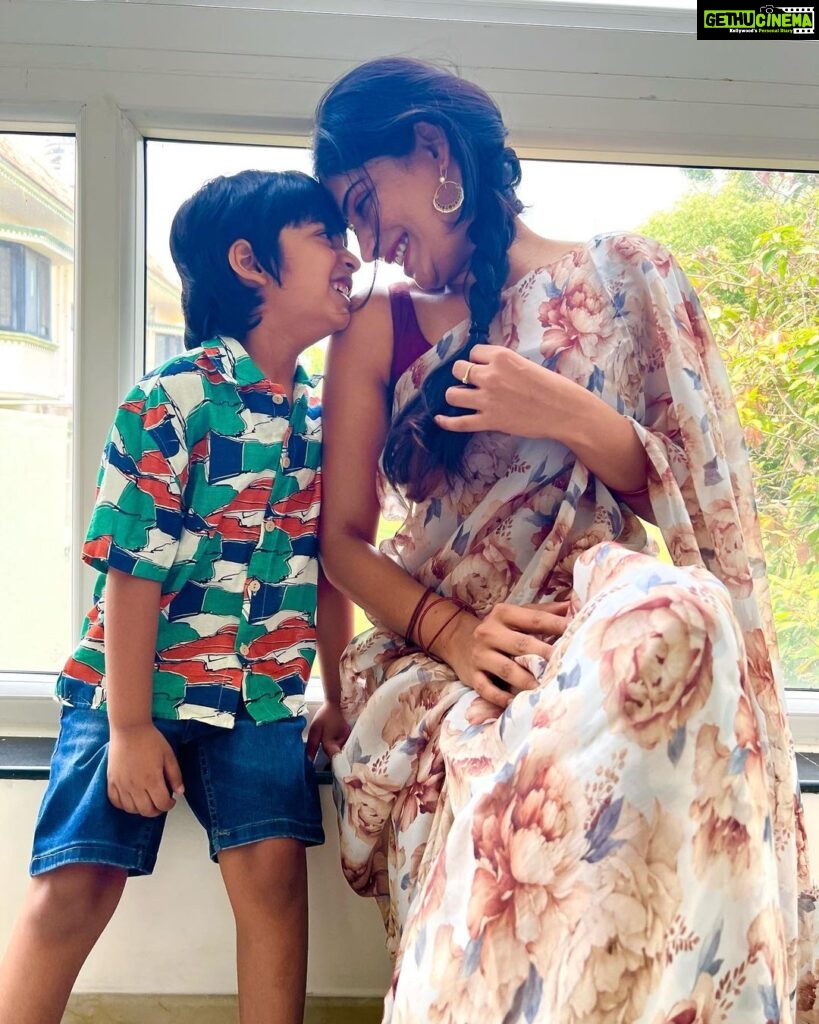 Vijayalakshmi Instagram - Someone loves it when mommy is in saree 🤎 #lovestory