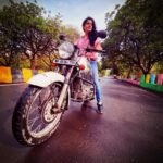 Vishakha Singh Instagram - Orange is the happiest colour. Life’s been, well , quite orangey lately :) 🍊 🏍 👓 Credit : Ramandeep #enfieldriders #bikeride #bike #bullet #motorcycle #NewGoals #NewJourneys