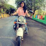 Vishakha Singh Instagram - Orange is the happiest colour. Life’s been, well , quite orangey lately :) 🍊 🏍 👓 Credit : Ramandeep #enfieldriders #bikeride #bike #bullet #motorcycle #NewGoals #NewJourneys