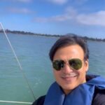 Vivek Oberoi Instagram - Mission Bay, San Diego ⛵ #cruising #sandiego #reelsinstagram #reelsvideo #sailing