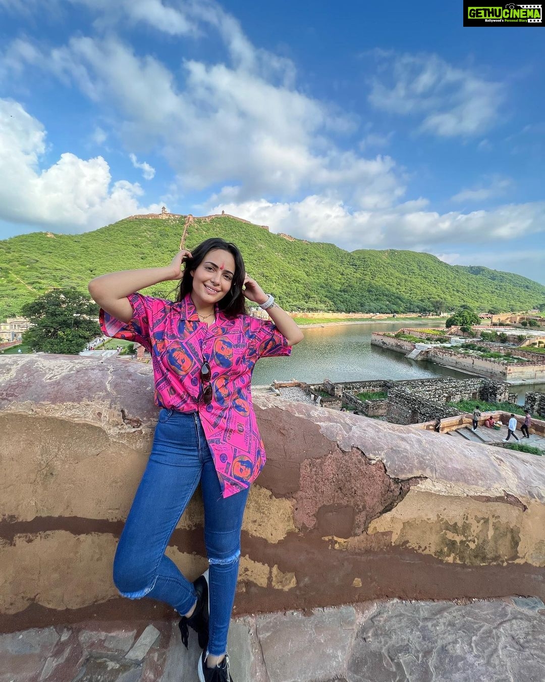 Aanchal Munjal Instagram - Being all Gulabi in this Gulabi Nagri π PS : Spot the cutesttttt monkey in this world in the last photo π«Άπ»π€ͺ #PhotoDump #Day1 #Jaipur #LoveThisCity π₯Ή πΈ @saurabh.singhaal π
