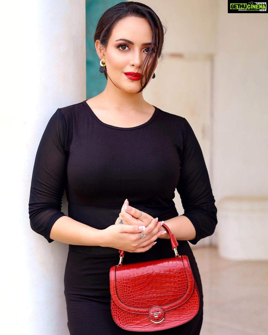 Aanchal Munjal Instagram - Curvy hips & Red lips .. π #HelloJuly π§Ώπ Styled by @theanunarang πΈ @yash_bhatwal_photography MUA @varshathapa_makeup_hair π@honeybookstudios