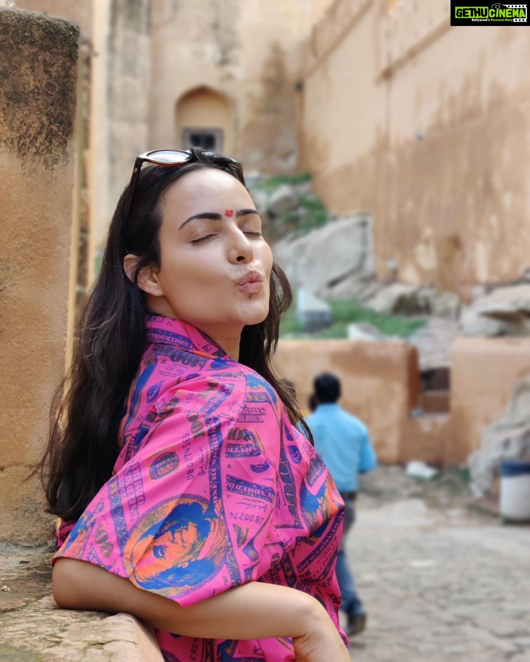 Aanchal Munjal Instagram - Being all Gulabi in this Gulabi Nagri π PS : Spot the cutesttttt monkey in this world in the last photo π«Άπ»π€ͺ #PhotoDump #Day1 #Jaipur #LoveThisCity π₯Ή πΈ @saurabh.singhaal π