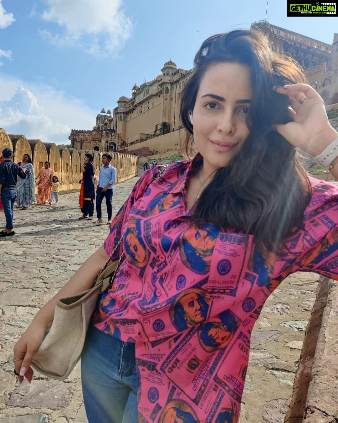 Aanchal Munjal Instagram - Being all Gulabi in this Gulabi Nagri π PS : Spot the cutesttttt monkey in this world in the last photo π«Άπ»π€ͺ #PhotoDump #Day1 #Jaipur #LoveThisCity π₯Ή πΈ @saurabh.singhaal π