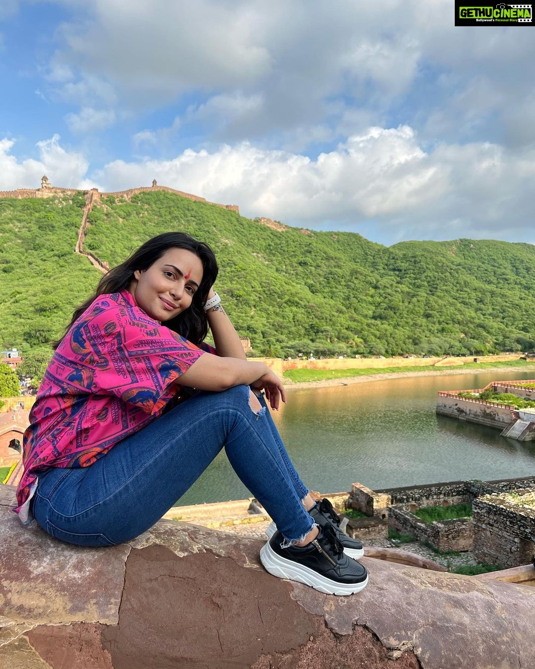 Aanchal Munjal Instagram - Being all Gulabi in this Gulabi Nagri π PS : Spot the cutesttttt monkey in this world in the last photo π«Άπ»π€ͺ #PhotoDump #Day1 #Jaipur #LoveThisCity π₯Ή πΈ @saurabh.singhaal π