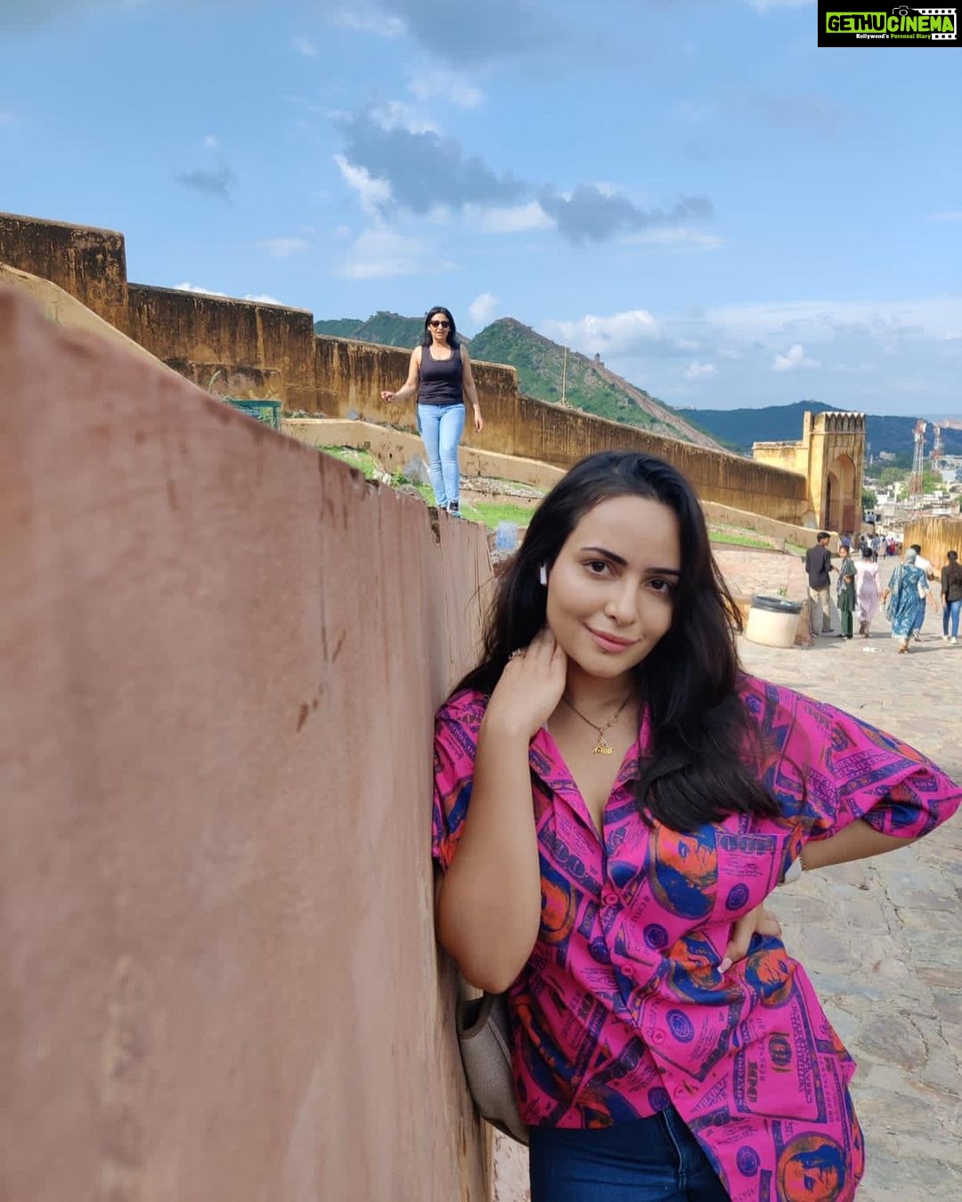 Aanchal Munjal Instagram - Being all Gulabi in this Gulabi Nagri π PS : Spot the cutesttttt monkey in this world in the last photo π«Άπ»π€ͺ #PhotoDump #Day1 #Jaipur #LoveThisCity π₯Ή πΈ @saurabh.singhaal π