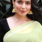 Aanchal Munjal Instagram - #BTS of my most loved Shoot 💛 This is what happens when you wanna save time & you’re running outta day light 😜 Styled by @theanunarang 💄 @varshathapa_makeup_hair 📸 @sudesh_dangare