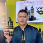 Aaron Aziz Instagram - Alhamdulillah Al-Riqqah now launched! Sempena pelancaran produk terbaru abg ni, abg nak bagi 5 set Al-Riqqah Anti- Hair Fall bernilai RM240 hanya komen “ saya nak Al-Riqqah!” Komen paling best berpeluang menang! 😎 Selamatkan rambut daripada gugur mesti cuba Al-Riqqah Habbatus Sauda Anti-Hair Fall @aaronaziztheoud.hq #alriqqah #aaronaziztheoud #kelembutan