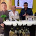 Aaron Aziz Instagram – # AlRiqqah official launching. shampoo, conditioner dan juga scalp serum. Harga asal RM80 utk 1 tapi product ( Shampooi RM80, Conditionser RM80 Scalp serum RM80) Tapi skrg RM60 sahaja sebotol. Dan utk yg nak beli 1 set (Shampoo, Conditioner and scalp serum harga RM140 dari RM180 #AlRiqqah @noriofficial.hq