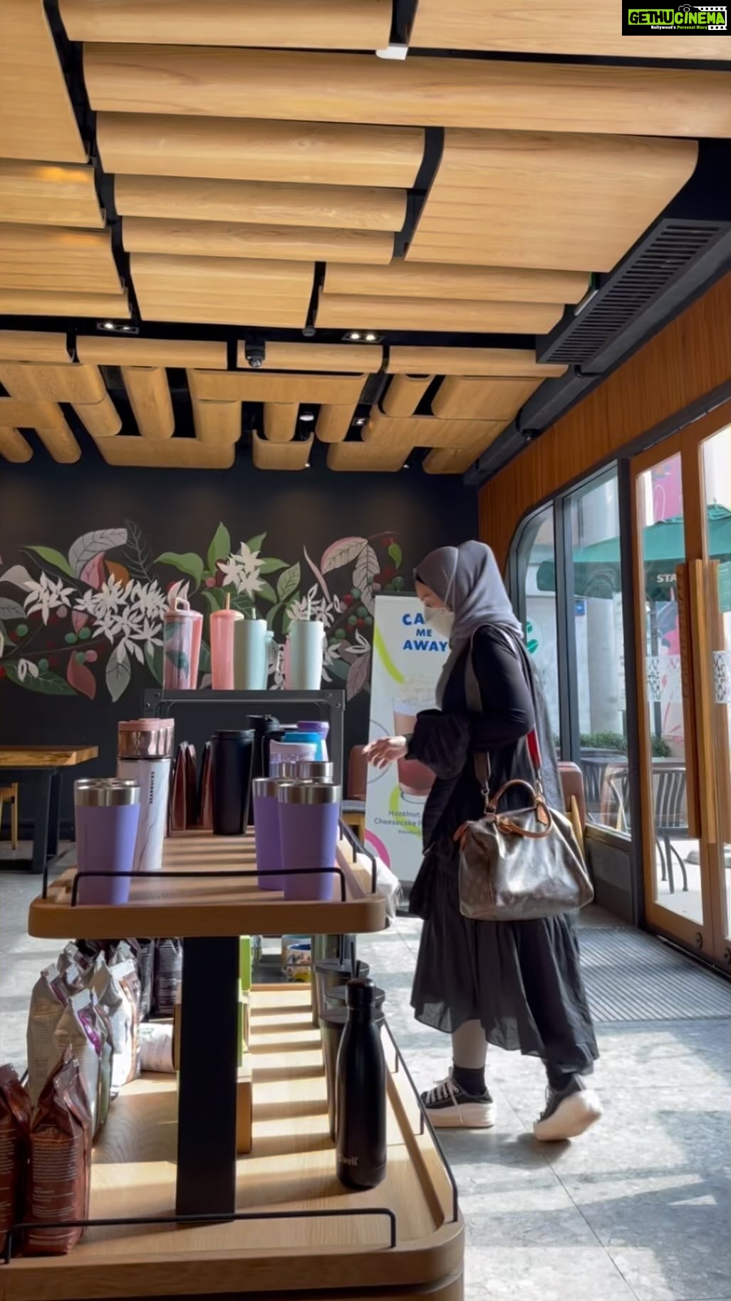 Aaron Aziz Instagram - Part mcm gini la abg rasanya nak Balik cepat. Hairan kat cafe pun boleh kena “pau” bag. Alasan dia buat kenangan dari Cambodia! 😩 Bukan kenangan tu adalah memori disimpan dlm ingatan…. Perlu beli barang utk dikenangkan?? #abgtakfaham #abgpunyakenangandlmOtak #abgmemoridaunpisang #abgAsyikKenaPau #AbgrasahairanApasaltakbolehCakapNo