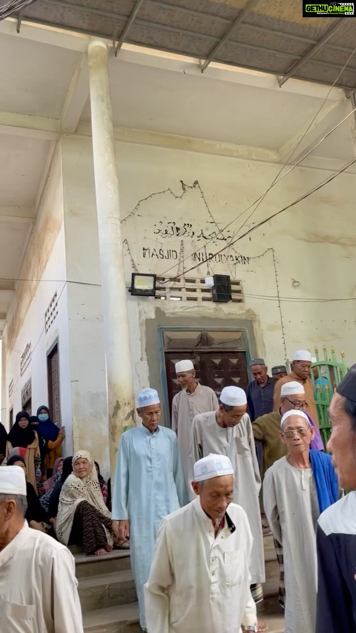 Aaron Aziz Instagram - Assalamualaikum semua. Saya dan isteri dan kawan isteri berada di Cambodia. Sebenarnya cabut sekejap dari filming set kerana nak cuba tolong penduduk di Kampung Tenong bina masjid baru. Masjid ni dah hampir 100 tahun. Structure pun dah tak kuat. Ceiling banyak kali bocor. Ada kalinya masuk banyak kelawar. Penduduk disini harap sangat kita boleh tlg sebab penduduk banyak jadi solat jemaah tak muat. Masjid baru Insya Allah 2 tingkat dan Ada ruang muslimah. Boleh menampung 1k orang. Insya Allah For now phase 1 kita perlu bangunkan tapak dulu. Dah dapat kumpul dlm USD20k. So now our target is another USD30k dulu for phase. Dgn rendah hati nak ajak semua donate ataupun repost pun boleh. Utk donation boleh dm @diyanahalik dan @ddaania_mil_lisa Baginda Nabi Muhammad saw bersabda “Sesiapa yang membina masjid kerana Allah, Allah membina baginya rumah di syurga kelak (binaan) seumpamanya.” (Hadith riwayat Muslim). Jazakumullahu khyran