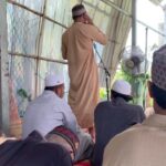 Aaron Aziz Instagram - Masjid di Kampung nelayan ni under repair so kita solat kat luar.