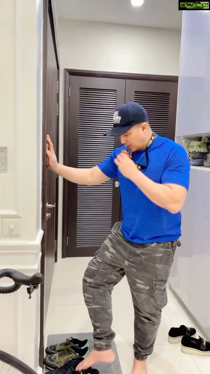 Aaron Aziz Instagram - My husband when I tell him my December Holiday plan… 😩 Lagi sikit sis kena Makan. 😩 #slowlybutsurelysis @officialAksoMalaysia. #AksoGT3500 #AksoGTAAseries
