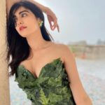 Adah Sharma Instagram - “Patta hai” nature is never bitchy and allows you to be whoever you want to be ! More power to us humans to be more accepting of all species , all beings . . . . P.S . Leaves are as fashionable as a black gown 🤓 I mean that’s what nature and me beLEAF 😁😁 #100YearsOfAdahSharma #adahsharma #AdahKaKeeda