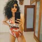 Adah Sharma Instagram - Look in the mirror.That's your competition 🪰❤️🤣 . . . #100YearsOfAdahSharma #AdahKaKeeda #adahsharma #fly #flyhigh #flies . . P.S. you can name him if u like 🙃❤️ yes the fly in the mirror is my competition for many reasons #MondayMotivation to fly high 😁