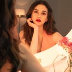 Aditi Rao Hydari Instagram - Believe in yourself Your worth isn't defined by the perceptions or biases of others. Dream on and make your dreams come alive. You’re worth it! 👑 @lorealparis #lorealparis #worthit #IKnowMyWorth #selfworth #ad
