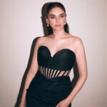 Aditi Rao Hydari Instagram - 🖤 #htstyleawards Biggest hug and thank you @stylebyami for taking charge, having my back and sorting me out with so much kindness in just a few hours, in between all the travel ,rain and delayed flights. ❤️❤️❤️❤️❤️❤️❤️ @stylebyami @miteshrajani @sistersofsoulboutique @eliyathelabel @louboutinworld @tarafinejewellery @kadamajay