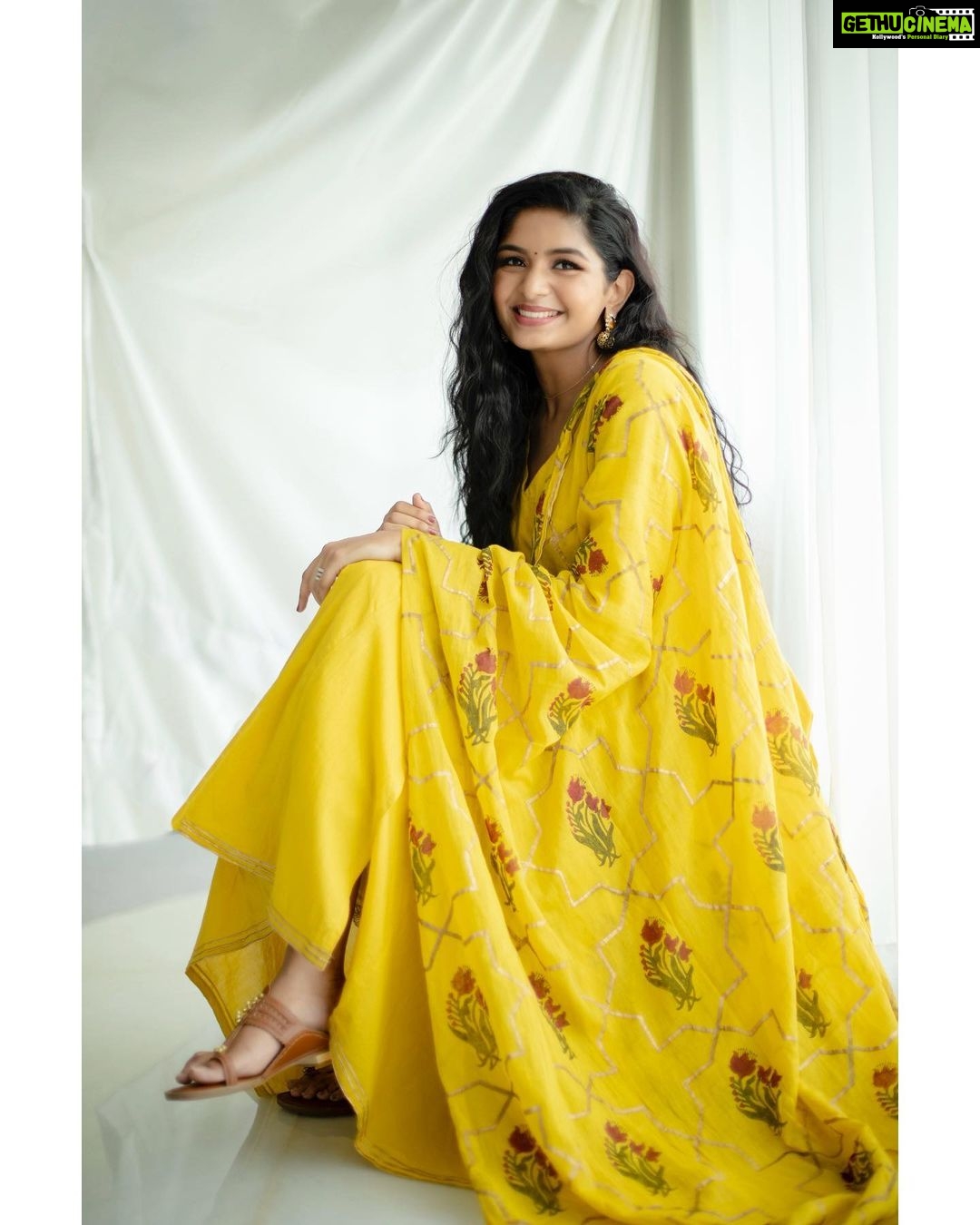 Aditi Shankar Instagram - Mellow in yellow🌼
