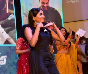 Aditi Shankar Instagram - A little something from last evening 😅 Thankyou for dolling me up🥰 love your work: @vishalcharanmakeuphair