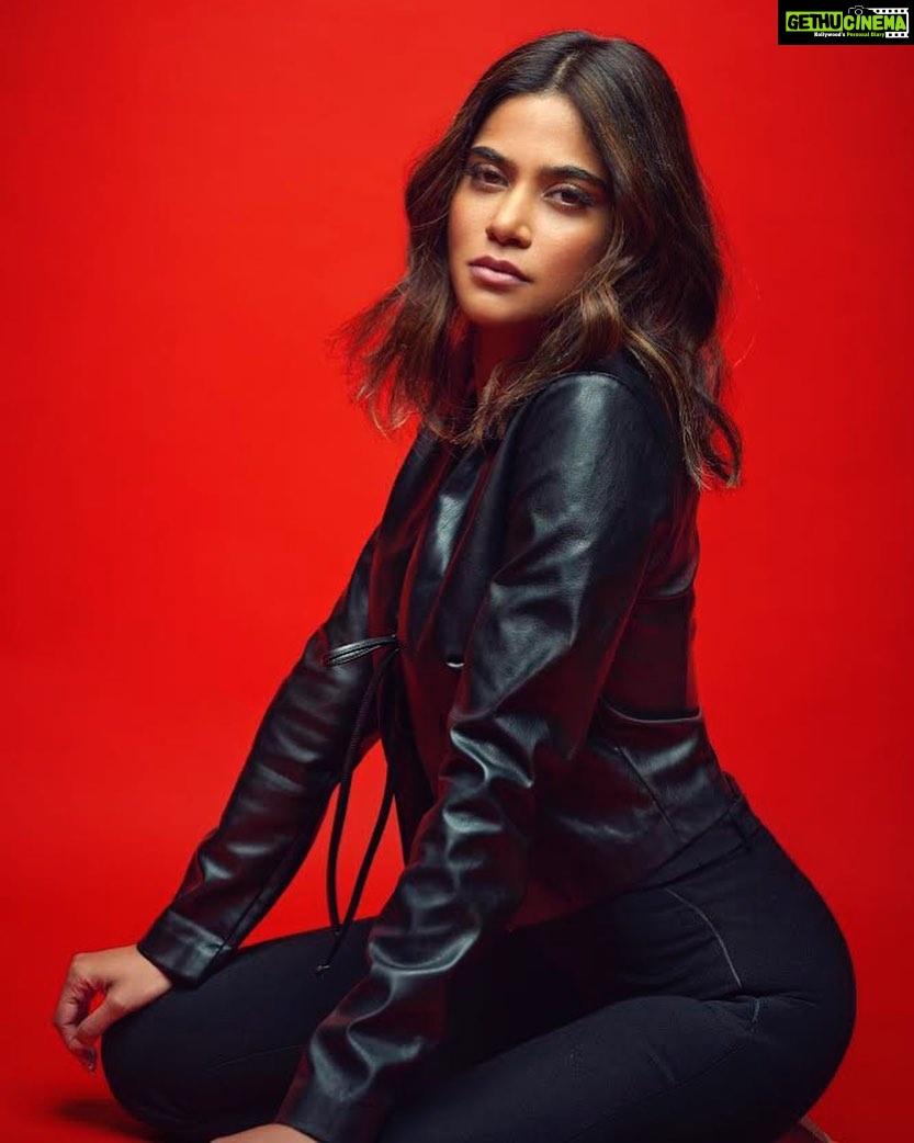 Aditi Sudhir Pohankar Instagram - Black or white, where are you at ? . . . Bhumi ka naya roop accha lag raha hai kay ? . . . . 📸 @colstonjulian Stylist @alliaalrufai Assisted by @shubhangini_gupta Make up @bymaniasha Hair @daksh_hairguru . . . . #aaditipohankar #she #ootd #pic #photooftheday #photo #photoshoot #ootd #fashion #fashionblogger #fashionista #fashionstyle #instagood #instagram #instafashion #instalove #filmmaker #film #actor #actorslife #actresses #fun #love #happy