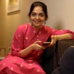 Ahana Kumar Instagram - @arikeapp verum oru dating app alla! It's designed for Malayalis looking for real pranayam 💛 If you haven't tried Arike yet , go download the app now and thank me later! 😌 Reel Production : @george.kora @nandhu_m01 @akshay_k_sunil @hech_kay ✨ #arikeapp #arikedatingapp #datingapp #malayalidating