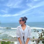 Ahana Kumar Instagram - Varkala-ing with Golden Fried Calamari , Lime Soda ( only sweet ) and the gang