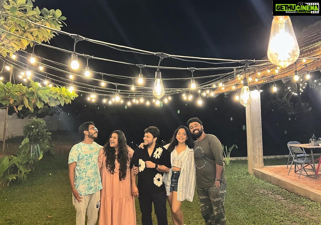 Ahana Kumar Instagram - Varkala-ing with Golden Fried Calamari , Lime Soda ( only sweet ) and the gang
