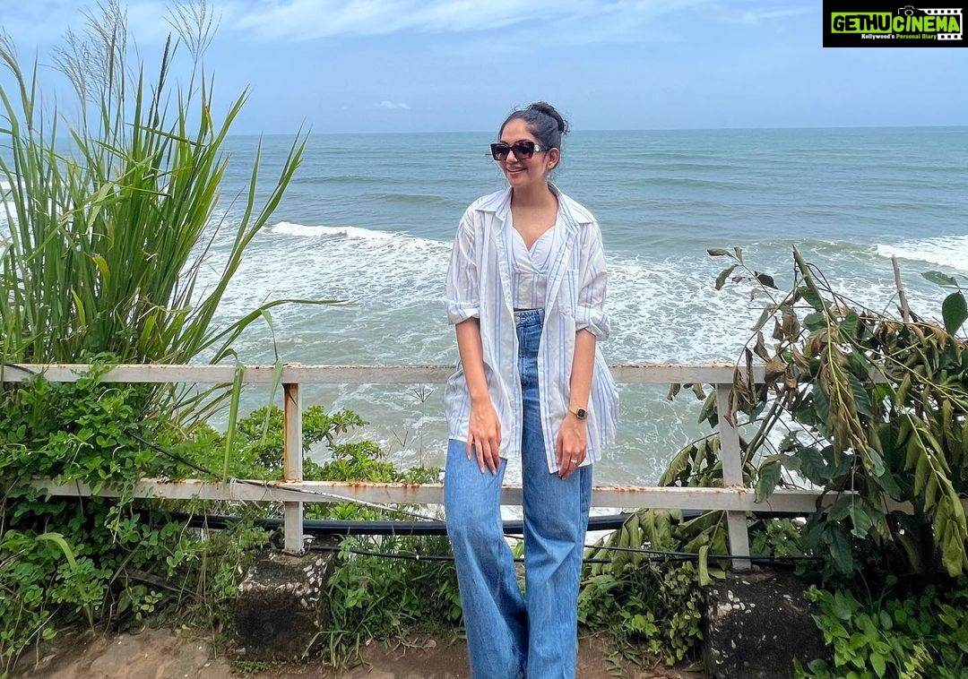 Ahana Kumar Instagram - Varkala-ing with Golden Fried Calamari , Lime Soda ( only sweet ) and the gang