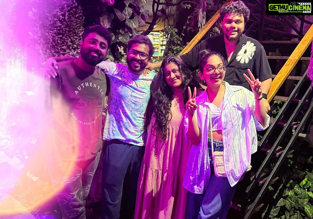 Ahana Kumar Instagram - Varkala-ing with Golden Fried Calamari , Lime Soda ( only sweet ) and the gang