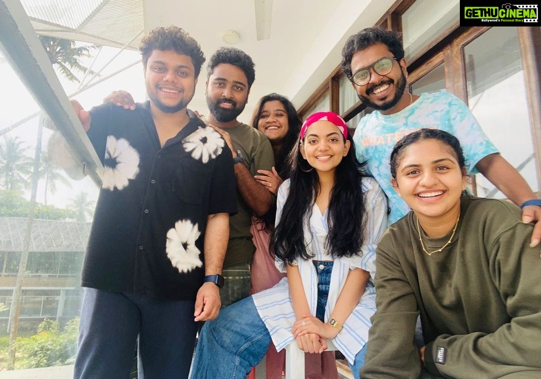 Ahana Kumar Instagram - Varkala-ing with Golden Fried Calamari , Lime Soda ( only sweet ) and the gang