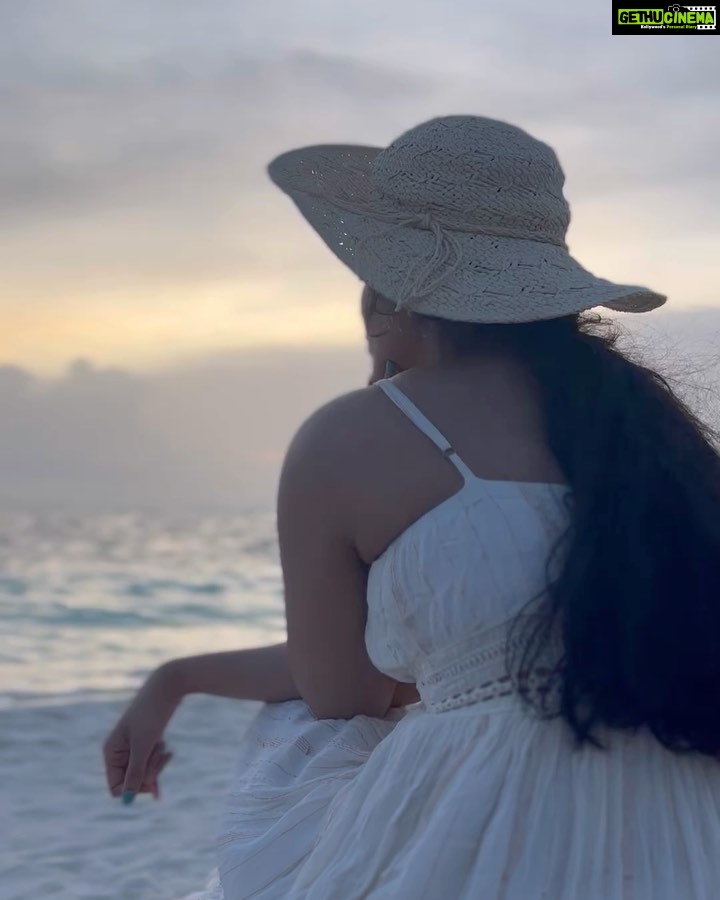 Ahana Kumar Instagram - Love was in the Air β¦ π€βοΈ sandy salty throwback to a good time with @pickyourtrail @hideawaybeachmaldives @linkinrepspvtltd π wearing @looseygooseybyravina π€π« #Pickyourtrail #UnwrapTheWorld #LetsPYT #hideaway #maldiveshideaway #hideawaybeachmaldives #myhideaway #LinkinReps #Maldives #vacation π¦β¨π³