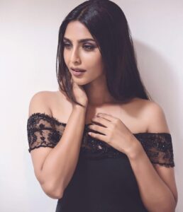 Aishwarya Lekshmi Instagram - Shoot with the amaaazingggg @mobinkurien & @suresh.menon