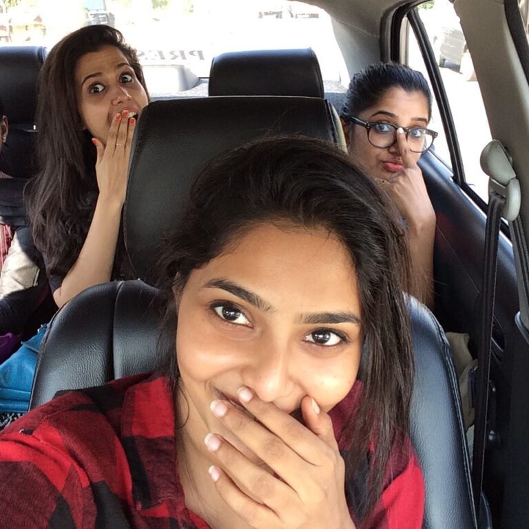Aishwarya Lekshmi Instagram - These two 😍😍😍 #sisterselfie #posersandme @krishnanmeenu