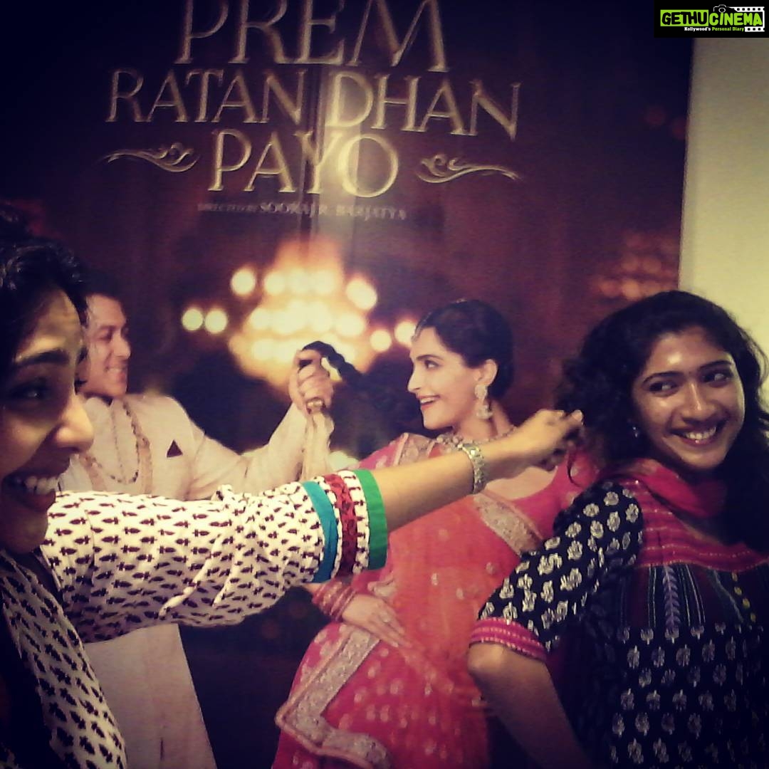 Aishwarya Lekshmi Instagram - Ooh d crazy things we do ...rofl #bhaikikasamfilmmasthai #sallubhai