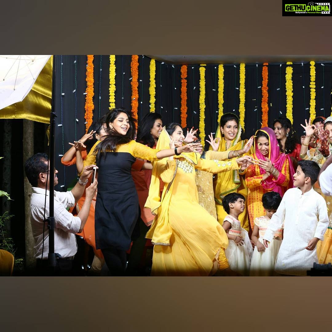 Aishwarya Lekshmi Instagram - dance mode :p @joroy1 ente kalyanathinu dance venam..dee ithu pole.. :* #stepthettipoi #thudakkammangalyam #haldi #ziana #asher