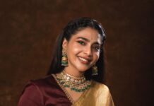 Aishwarya Lekshmi Instagram - #Poonguzhali playing dress up for #PS1 teaser launch event. What a week this is turning out to be ! Outfit: @raw_mango Jewellery: @kishandasjewellery Footwear: @aparajitatoorofficial Styled by: @ekalakhani and @malinikarthikeyan for @team___e Style team : @themis_vanessa Photographs: @anandclick4u #PS1 #PonniyinSelvan #AishwaryaLekshmi #StyledbyTeamE