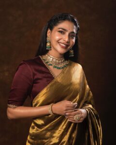 Aishwarya Lekshmi Instagram - #Poonguzhali playing dress up for #PS1 teaser launch event. What a week this is turning out to be ! Outfit: @raw_mango Jewellery: @kishandasjewellery Footwear: @aparajitatoorofficial Styled by: @ekalakhani and @malinikarthikeyan for @team___e Style team : @themis_vanessa Photographs: @anandclick4u #PS1 #PonniyinSelvan #AishwaryaLekshmi #StyledbyTeamE