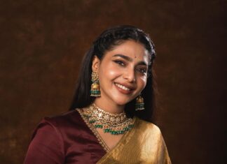 Aishwarya Lekshmi Instagram - #Poonguzhali playing dress up for #PS1 teaser launch event. What a week this is turning out to be ! Outfit: @raw_mango Jewellery: @kishandasjewellery Footwear: @aparajitatoorofficial Styled by: @ekalakhani and @malinikarthikeyan for @team___e Style team : @themis_vanessa Photographs: @anandclick4u #PS1 #PonniyinSelvan #AishwaryaLekshmi #StyledbyTeamE