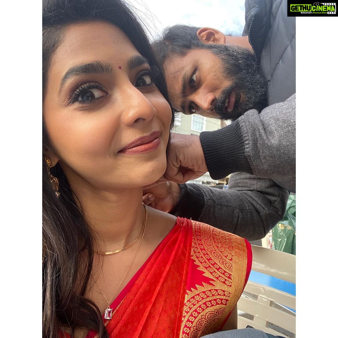 Aishwarya Lekshmi Instagram - Bear with me while I find long lost pictures with my team and post ‘em ❤️ @shreyaas_krishna ( Dop & magician) @praveenraja ( Stylist and forced to tie imaginary Thaali”) Bala ( Associate Dir & peace keeper ) @vivek__harshan ( Editor extraordinaire ,National award winner 🤭)