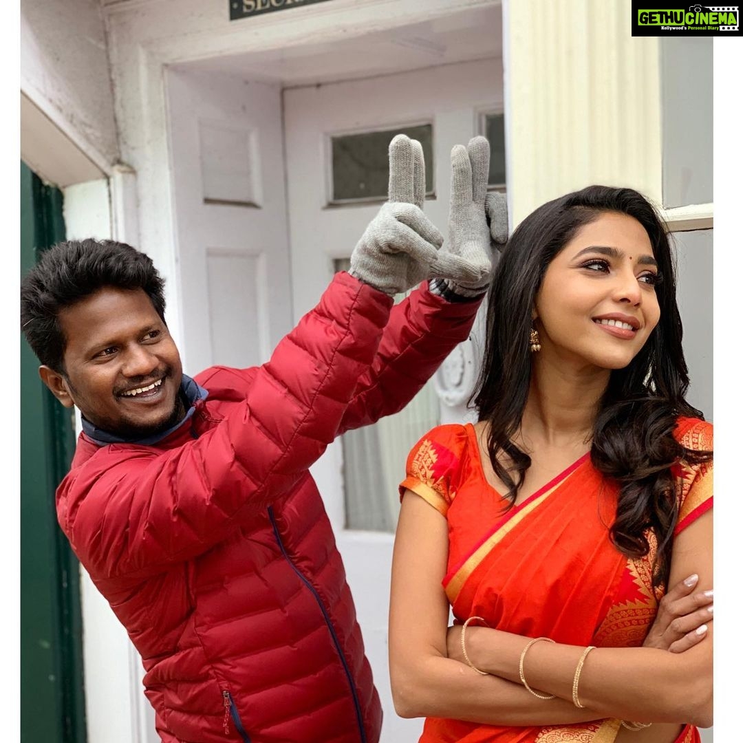 Aishwarya Lekshmi Instagram - Bear with me while I find long lost pictures with my team and post ‘em ❤️ @shreyaas_krishna ( Dop & magician) @praveenraja ( Stylist and forced to tie imaginary Thaali”) Bala ( Associate Dir & peace keeper ) @vivek__harshan ( Editor extraordinaire ,National award winner 🤭)