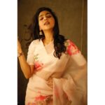 Aishwarya Lekshmi Instagram - Conversation 1: Hair is not looking nice ? ok then lets flip it? Better now ? Got the shot ? Saree : @picchika Cute citrine neckpiece: @kirikiri.in Capturing the madness : @_leonbritto #vintageblouse #vintagewatch #vintagesoul #ifoundaloveformedarlingjustdiverightinandfollowmylead🎶🎶 #bgminhead