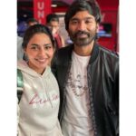 Aishwarya Lekshmi Instagram - Just saw one of his most intense performances ever and look at this smile now..chamathu paiya smiles!!Calm before the storm..Dhanush Sir...Proud co star moment! And swipe to see our whole crew in awe of him and thIS brilliant movie !!!! @manju.warrier Pachaimmmaaa!!! You are pure pure amazingnesss and so is everything else about this ASURAN 💕 #asuran Canterbury, Kent
