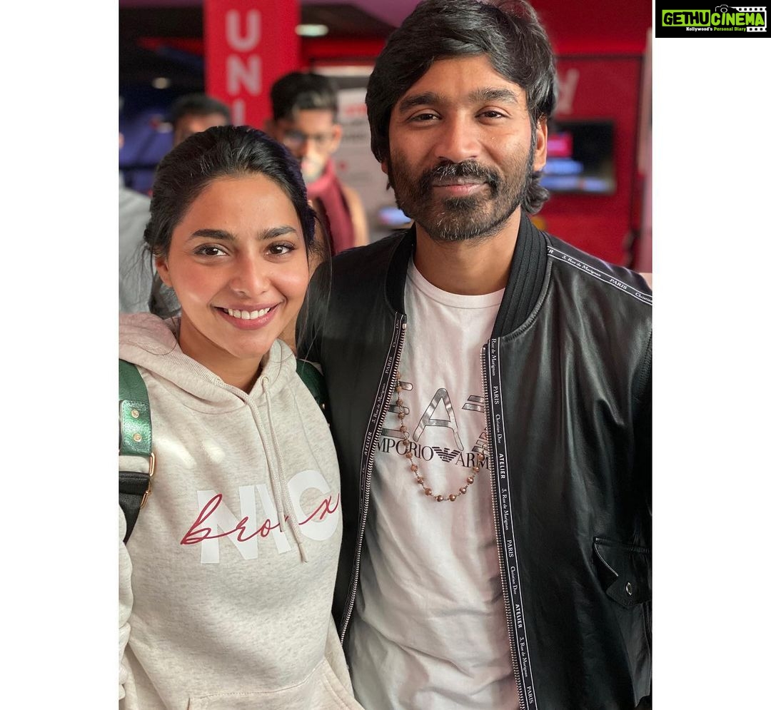 Aishwarya Lekshmi Instagram - Just saw one of his most intense performances ever and look at this smile now..chamathu paiya smiles!!Calm before the storm..Dhanush Sir...Proud co star moment! And swipe to see our whole crew in awe of him and thIS brilliant movie !!!! @manju.warrier Pachaimmmaaa!!! You are pure pure amazingnesss and so is everything else about this ASURAN 💕 #asuran Canterbury, Kent
