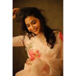 Aishwarya Lekshmi Instagram - Conversation 1: Hair is not looking nice ? ok then lets flip it? Better now ? Got the shot ? Saree : @picchika Cute citrine neckpiece: @kirikiri.in Capturing the madness : @_leonbritto #vintageblouse #vintagewatch #vintagesoul #ifoundaloveformedarlingjustdiverightinandfollowmylead🎶🎶 #bgminhead