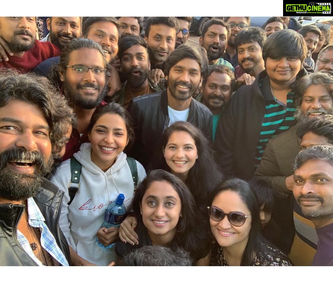 Aishwarya Lekshmi Instagram - Just saw one of his most intense performances ever and look at this smile now..chamathu paiya smiles!!Calm before the storm..Dhanush Sir...Proud co star moment! And swipe to see our whole crew in awe of him and thIS brilliant movie !!!! @manju.warrier Pachaimmmaaa!!! You are pure pure amazingnesss and so is everything else about this ASURAN 💕 #asuran Canterbury, Kent