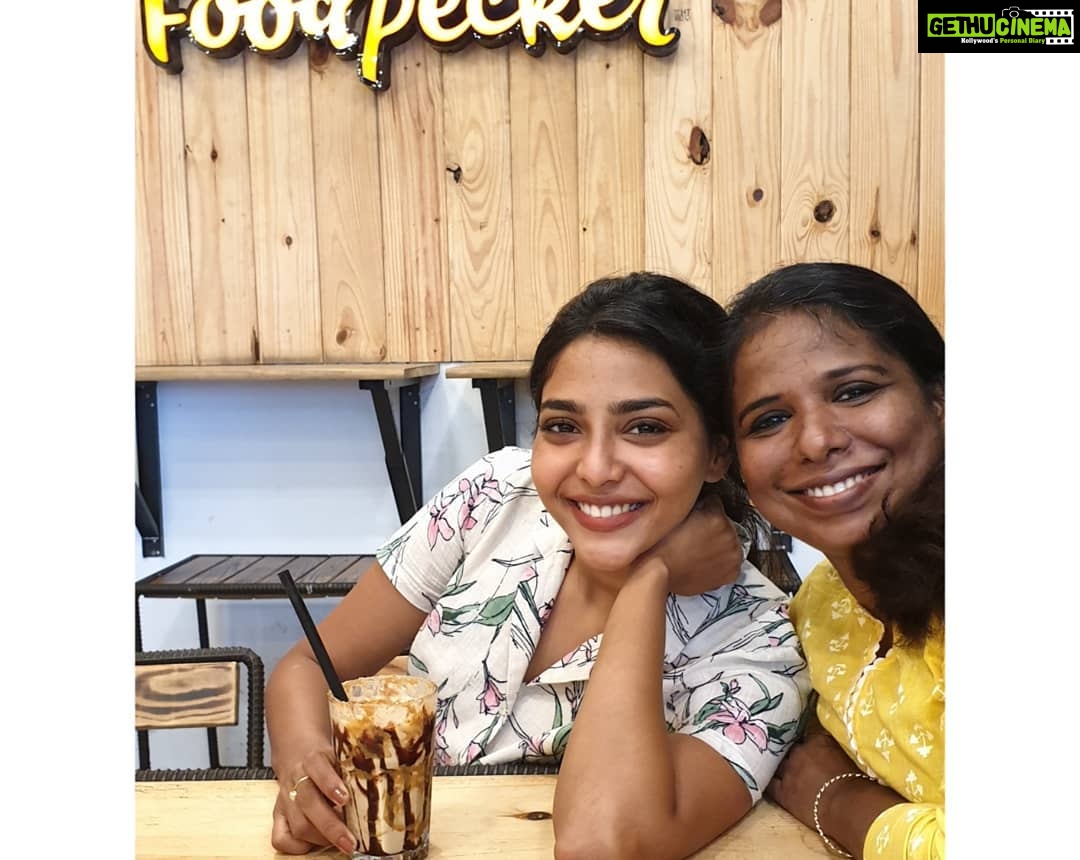 Aishwarya Lekshmi Instagram - Coming veendum and veendum @food.pecker @sharmilasaji #sharon...More power to you and happy cooking shaara...and cant wait for you to start my lebaneese food 💗