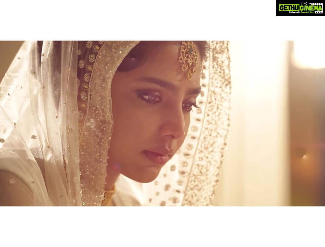 Aishwarya Lekshmi Instagram - എപ്പോഴെങ്കിലും നിങ്ങളുടെ പ്രണയം പറയാതെ മറച്ചു വെച്ചിട്ടുണ്ടെങ്കിലോ... അല്ലെങ്കിൽ ഒരുപാട് കാലം ഒരാളെ പ്രണയിച്ചിട്ടും പറഞ്ഞില്ലെങ്കിലോ ഈ ഗാനവും ഇതിലെ ദൃശ്യങ്ങളും നിങ്ങൾക്കിഷ്ടമാകും. തീർച്ച.. അത്തരം ഒരുപാട് നിമിഷങ്ങൾ ഈ ചിത്രത്തിലുണ്ട്. തീർച്ചയായും ഈ സിനിമ മിസ്സ് ചെയ്യാതെ തിയേറ്ററിൽ തന്നെ പോയി കാണുക. ഈ ഗാനത്തിന്റെ ലിങ്ക് എന്റെ ബയോയിലും സ്റ്റോറിയിലും ഉണ്ട്. ************ ******* Eenthola song from Argentina fans Katoorkadavu is out! Watch this song... If you ever have held back from telling the truth to someone ,whom you loved with all your heart, if you ever acted like your heart doesnt care when it actually did, then ,this song is for you. Argentina fans Katoorkadavu running successfully in theatres near you, inspite of all the degradation. 😊 Watch with your families if you haven't already :)
