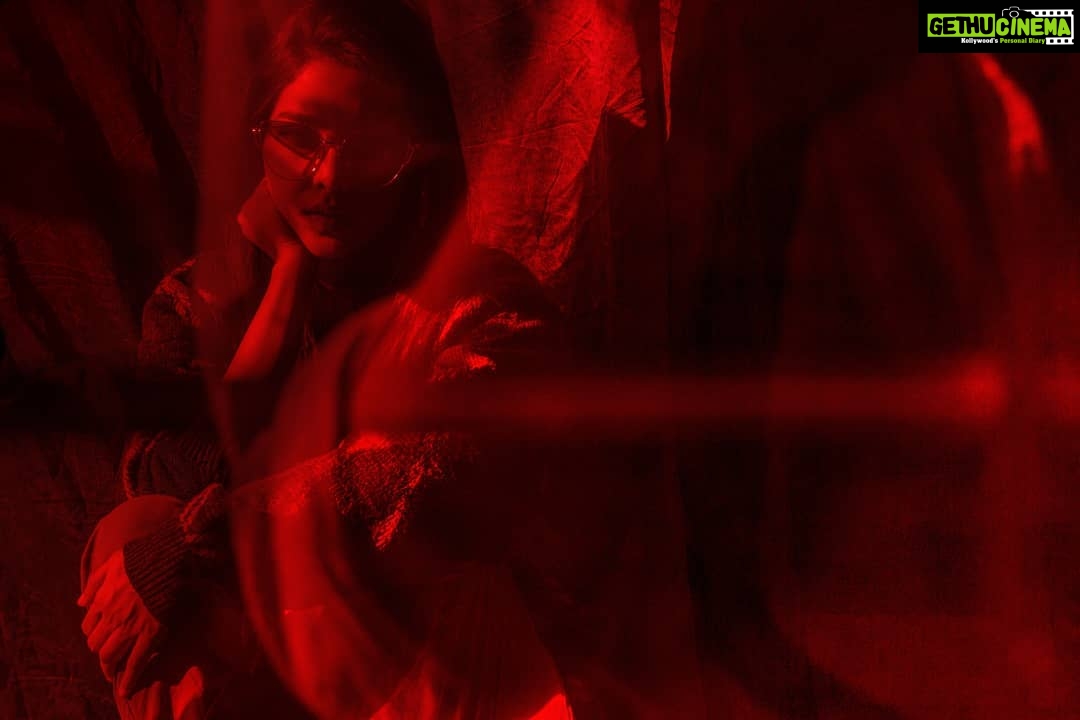 Aishwarya Lekshmi Instagram - Red is on ! 📸 : @flying_asplif_ Throwback to modelling days...ofcourse nothing much has changed